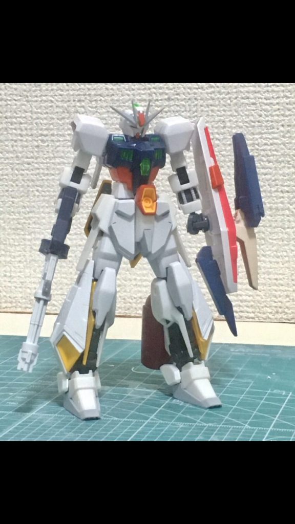 これが第三案です
もう完全に違うガンプラですね
ライトニングZの脚部のパーツを磁石で着脱式にしてたり
特徴的な形のシールドだったり
そもそも胸と頭がシャイニングブレイクになったりしてます