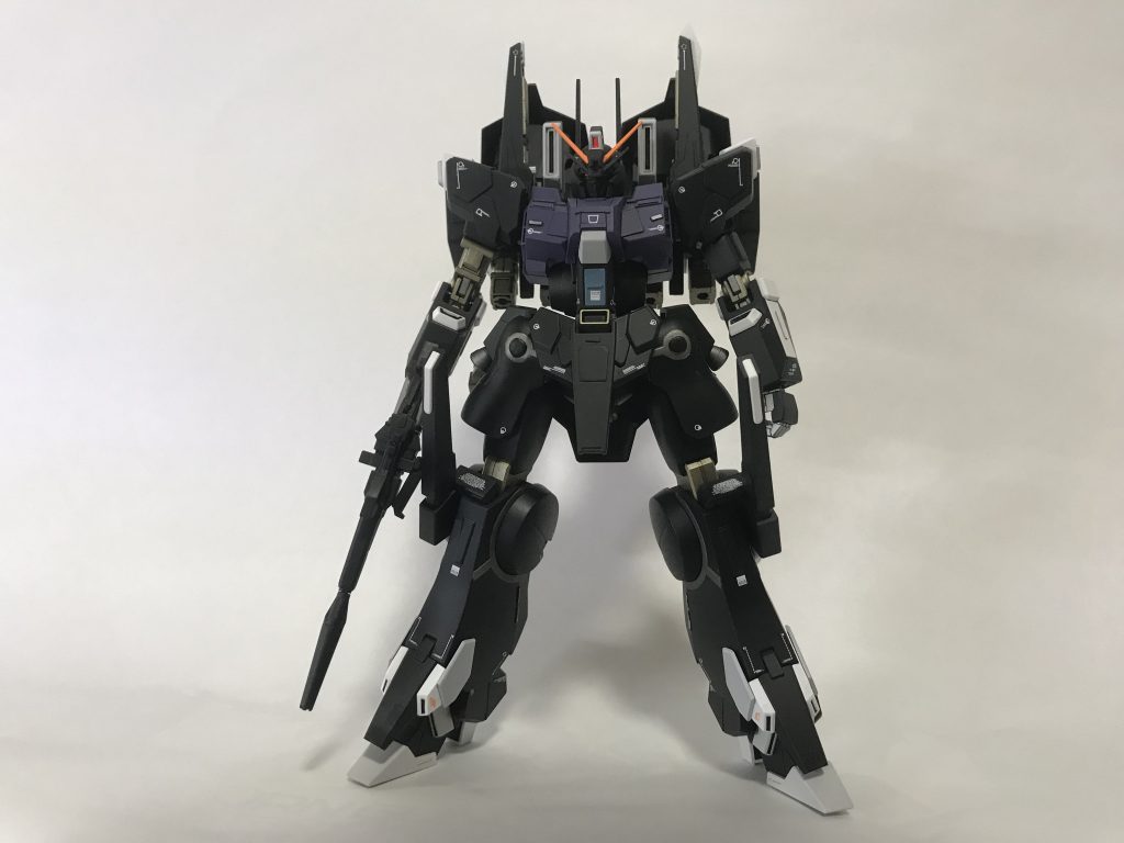 まずは正面から。
首を1.2mm延長したくらいです。それだけでプロポーション良くなりました。