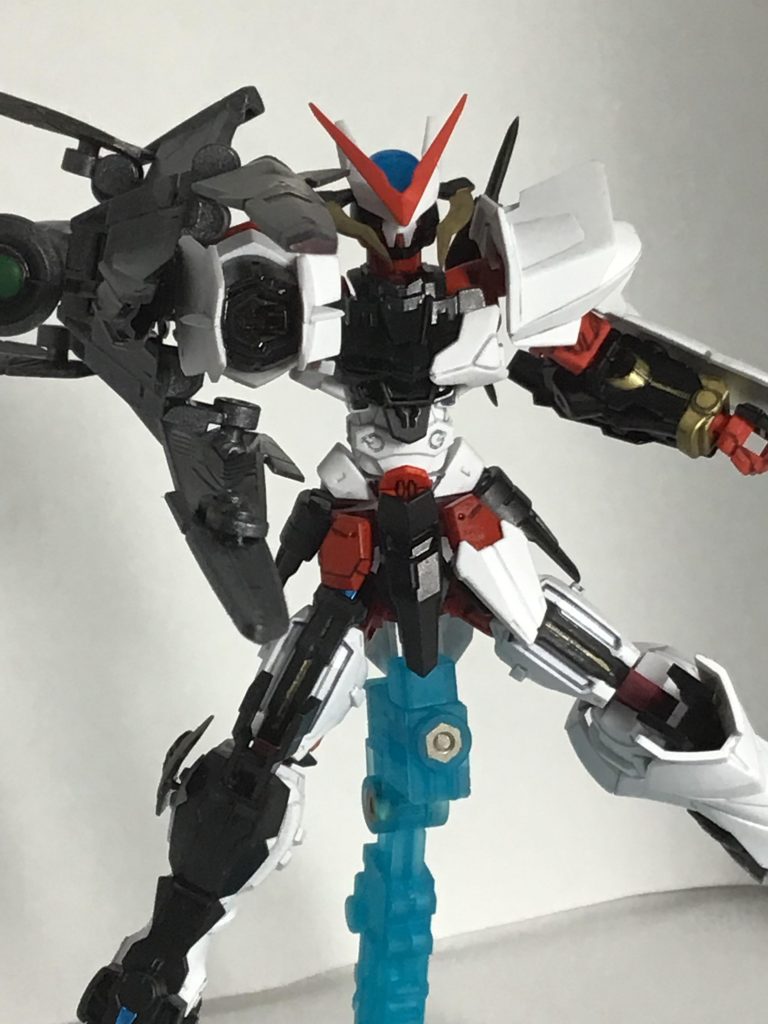機体の配色としては、シバ君の回想シーンで出てきたレッドフレームが原型機であろうというのを意識して、レッド要素を残しつつ、Xコネクトモードでのゴールドフレーム感を出せたらと思いつつ塗ってみました。