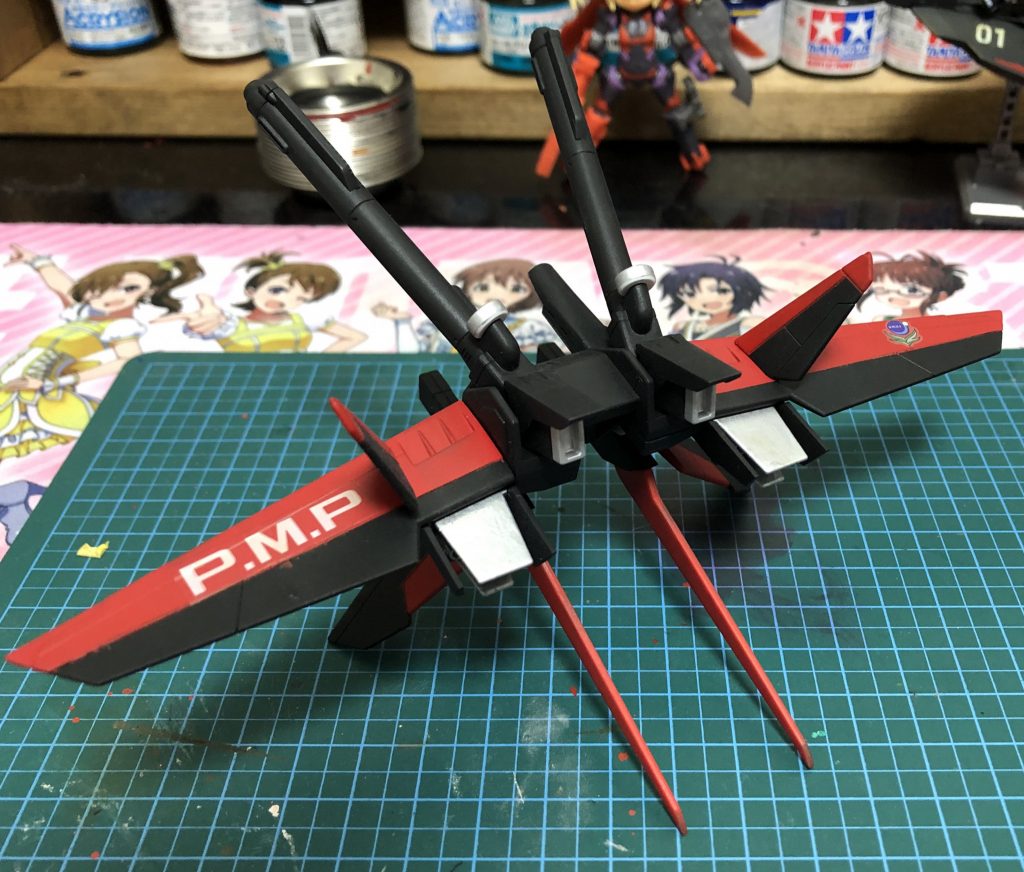 エールストライカーをモチーフにカラー塗装と尾翼の追加、デカールと上述のクリアパーツ接着