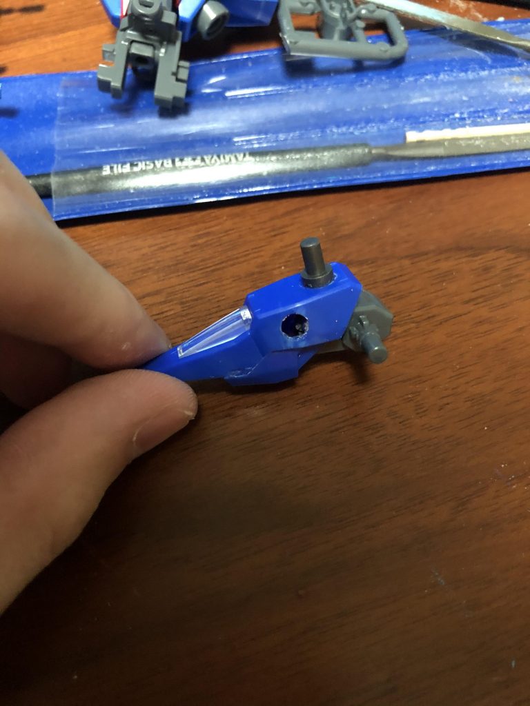 制作途中です
コアファイターに翼の接続穴を開けています。