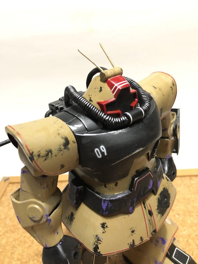 up

モノアイは消しました。

川口名人は多分、紫と黒のドムを再塗装して砂漠仕様に改造したって妄想しての塗装なので手足は紫のハゲチョロ。

幾多の出撃を連想させてくれる。