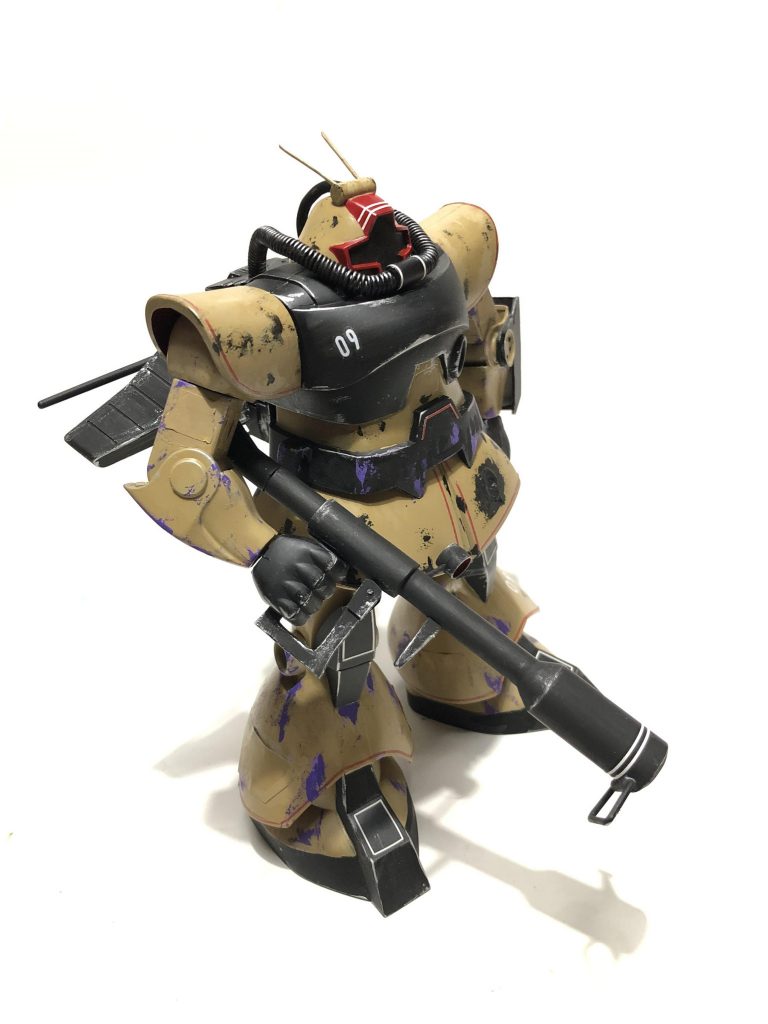 ななめ

ジャイアントバスはキットのままだと一体型で固定なので切り離してグリップ稼働、本体も伸縮する様に改造。

なので担ぐ事もできます☆
バズーカは是非とも担ぎたい所。