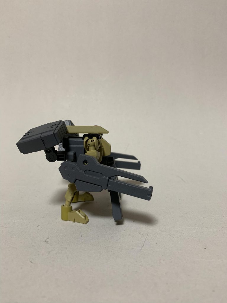 本体はクロスシルエットフレームそのものです。パワアムで両腕砲を、ボルアムから全身の装甲パーツを持ってきました。