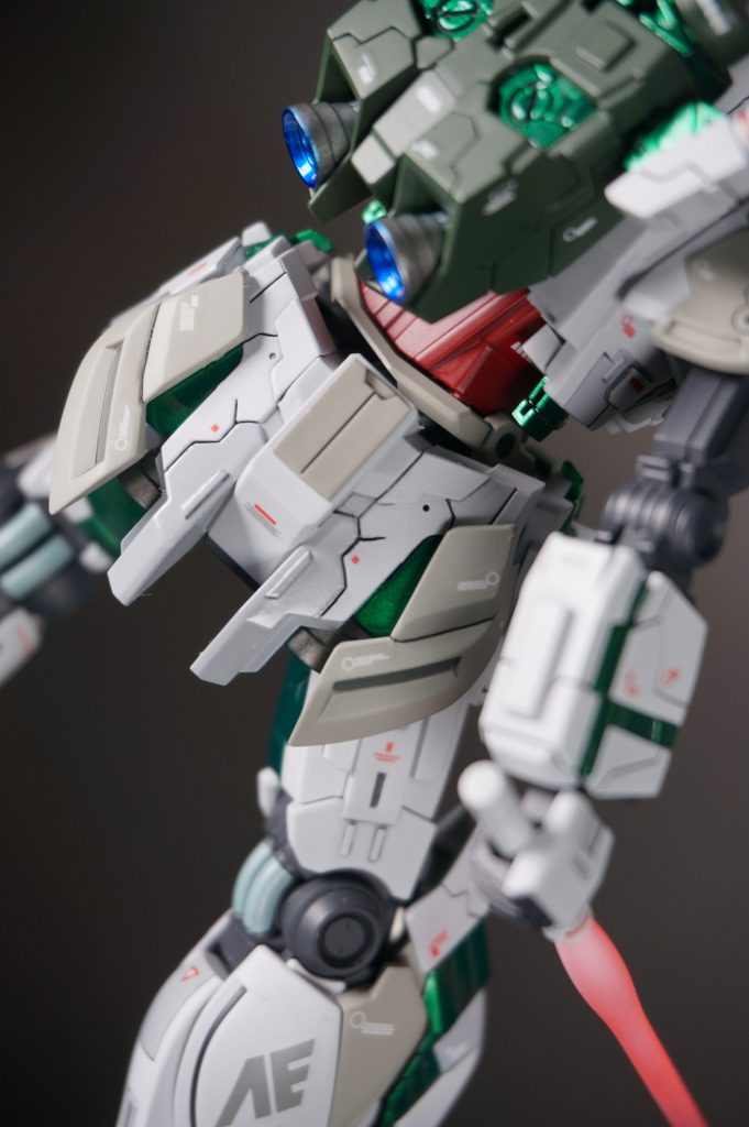 スジ彫りや塗り分けでディテールアップされたお尻。
ビームライフル接続する部分はプラ板で自作しました。