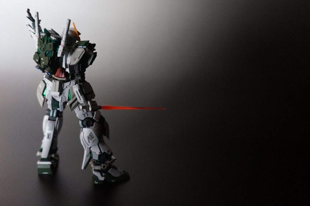 ビームサーベルは根本の部分をホワイト、艶消しでグラデ塗装しました。