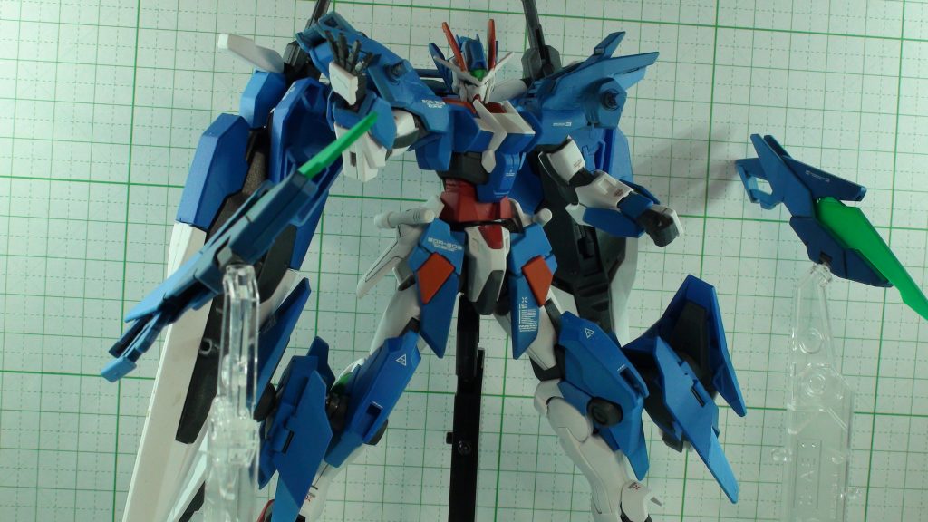 今回の改造では自分のできることを最大限活かしたつもりですが
まだまだ反省点はあります、例えば肩部はパテで隙間を塞いでいるのですが
そこのパテ処理が甘く見栄えが悪くなっているところなど
粗を探せばどんどん出てきます。
今回の反省をこれからに活かしていければ良いなと思います。
長々と話してしまいすいません、ではでは良いガンプラライフを。