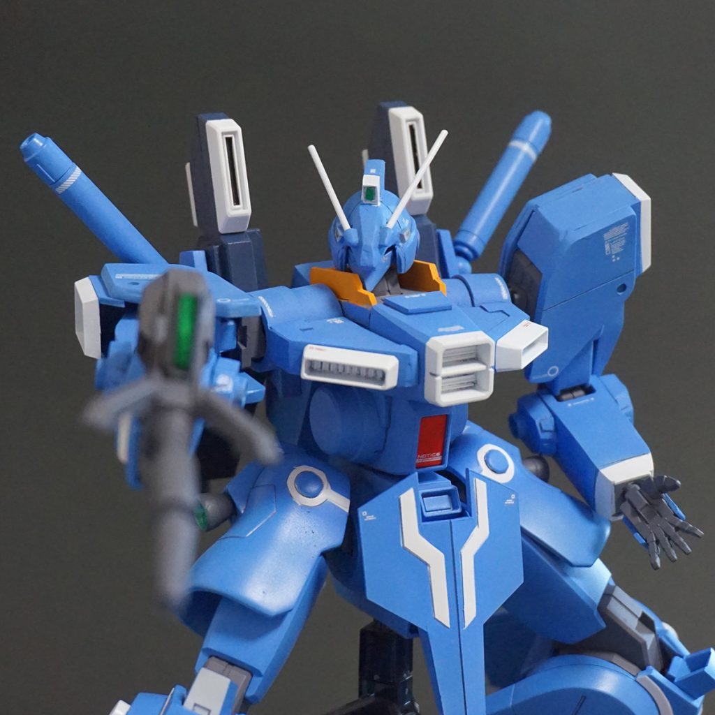 ビームライフルを構えて
ビームライフルはニューディサイズ用をプラバンから新造しています。