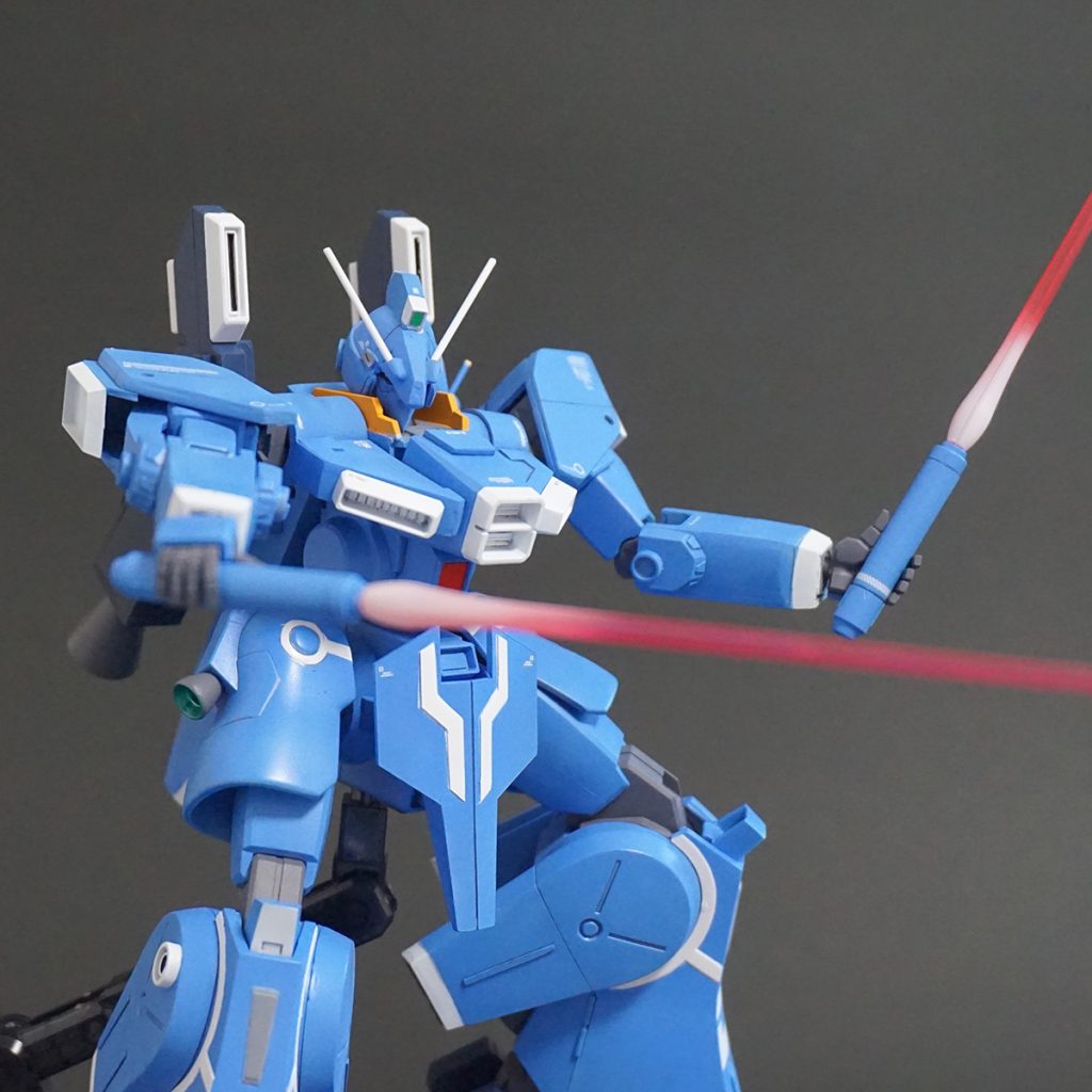 ビームサーベルを構えて