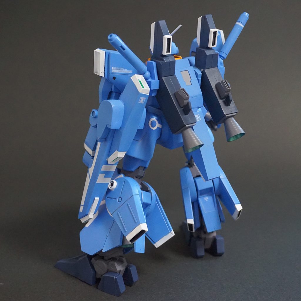 背面です。
バックパックはほぼスクラッチのパーツに変更し、インコムを取り外し可能としています。
シールドは塗り分けがかなり大変でした(汗)