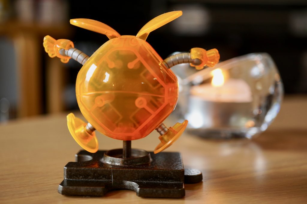 クリアカラーなので内部のメカをシルバーで塗装。それに合わせて腕と脚もシルバーに。腕と脚の根元の蓋?はマローンで塗装。クリアオレンジにはクリアを吹いてツヤ感UP。