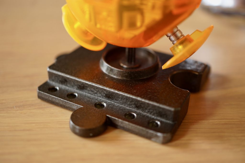 台座はサッと吹いて簡単に効果の得られるハンマートーンのスプレーで塗装。最近もっぱら台座はコレで吹く事多し。