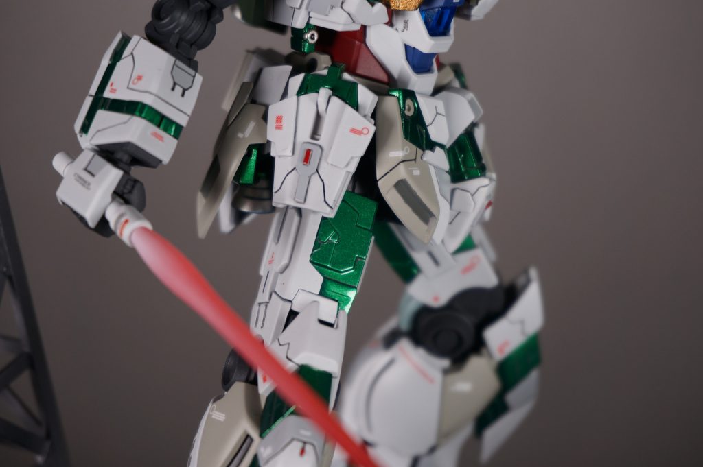 腰回りや足回りを塗装変更する事でマッシブな外見に