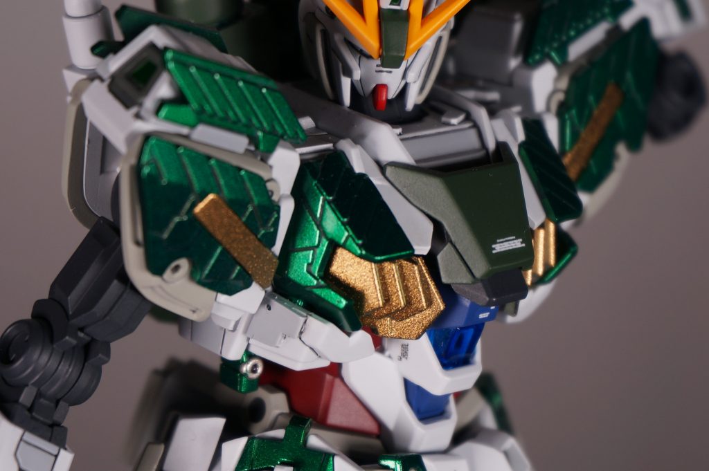 胸部のゴールドは角度によってグリーンに見えます