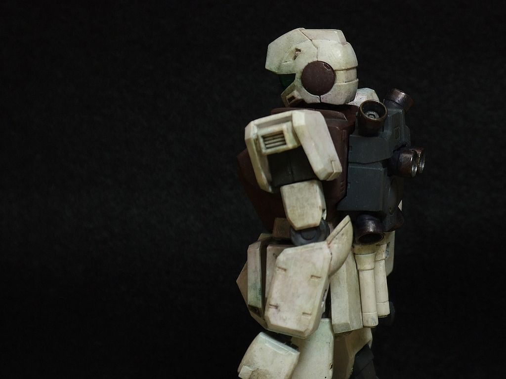 バーニアはメタリックグレイにガンダムマーカー青、赤、橙