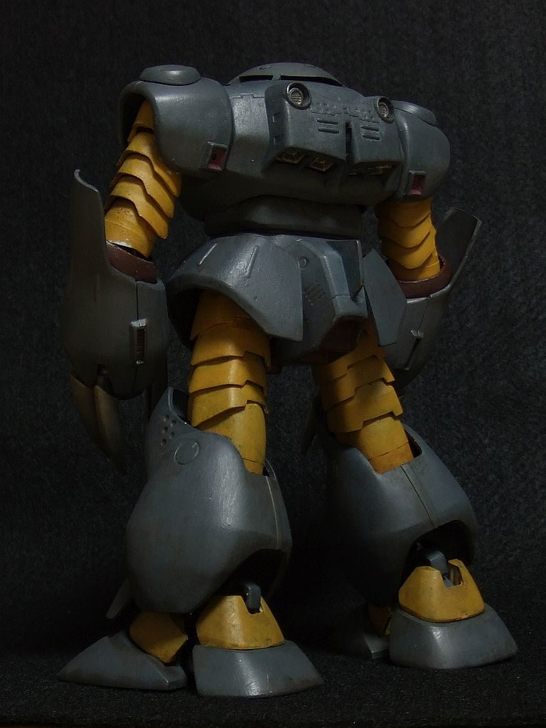 グレーの部分は、失敗と塗り重ねを繰り返すうちに意図せず鋳造みたいに
(おっと、ヒジの黄色が剥がれてる)