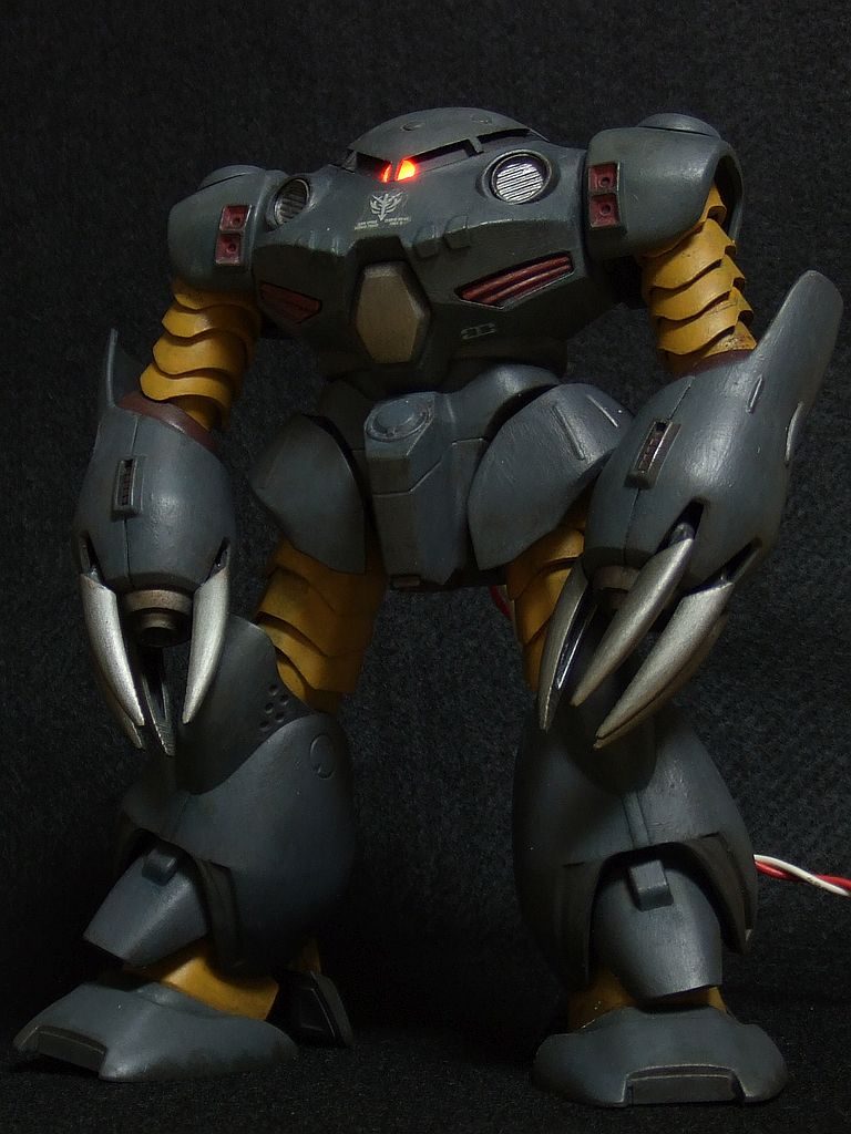 電源は背中に埋め込んだアンビリカルケーブルから供給します