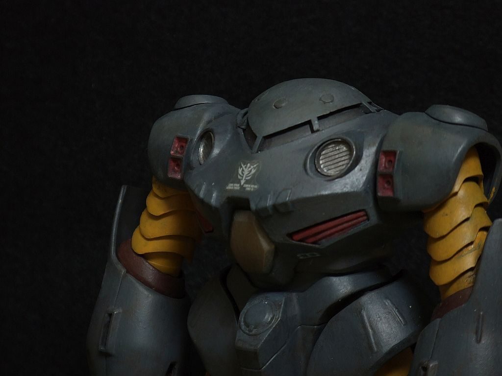 その鋳造みたいな所にシールを貼って馴染まず失敗