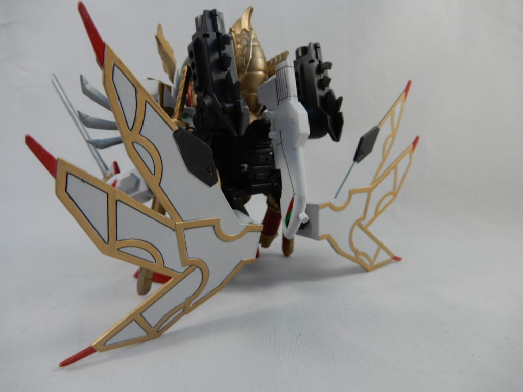 後ろ　バックパックが重いので羽で支えるようにしています