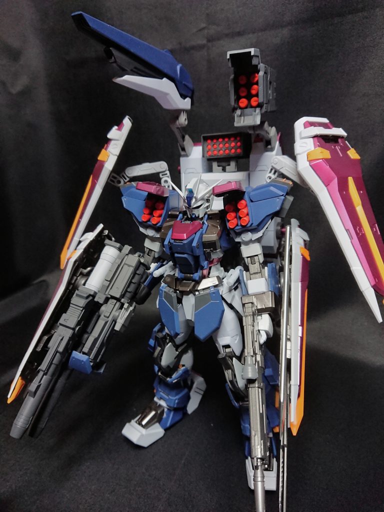 ストライクがUCのサンダーボルト版フルアーマーガンダムの様な格好だったら面白いなと思い、ストライクをベースに改造。
ショルダーはバスター、他の増加装甲はデュエルから流用しあとはジャンクや余りパーツで仕上げました。
各種武装、バックパック、塗装もサンダーボルト風に近づけてみました。
唯一違うのは左腕の大型対艦刀。