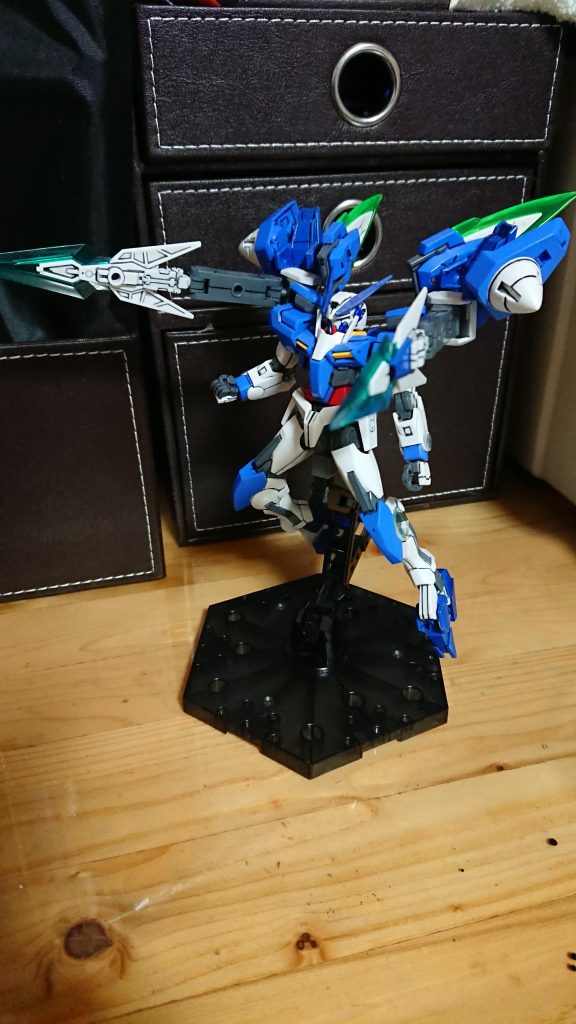 フリューゲルユニットを展開して戦う姿