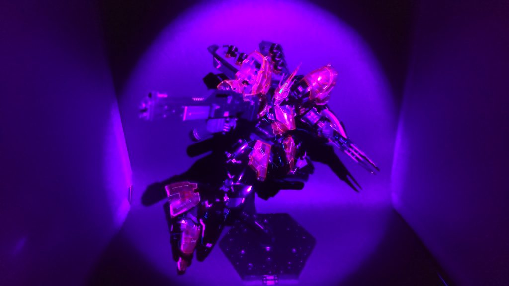 ポーズ(ブラックライト)