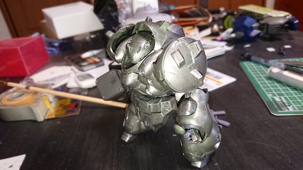 こちらが、ジオラマに設置する前にとりあえず汚し塗装擬きをしたグシオン。