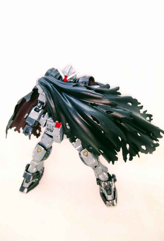 【忍者】がモチーフと聞いたので、クロスボーンからマントを拝借して取り付け…られなかったので、乗っけてるだけです。写真は上手く撮れていますが、頭浮いてます。