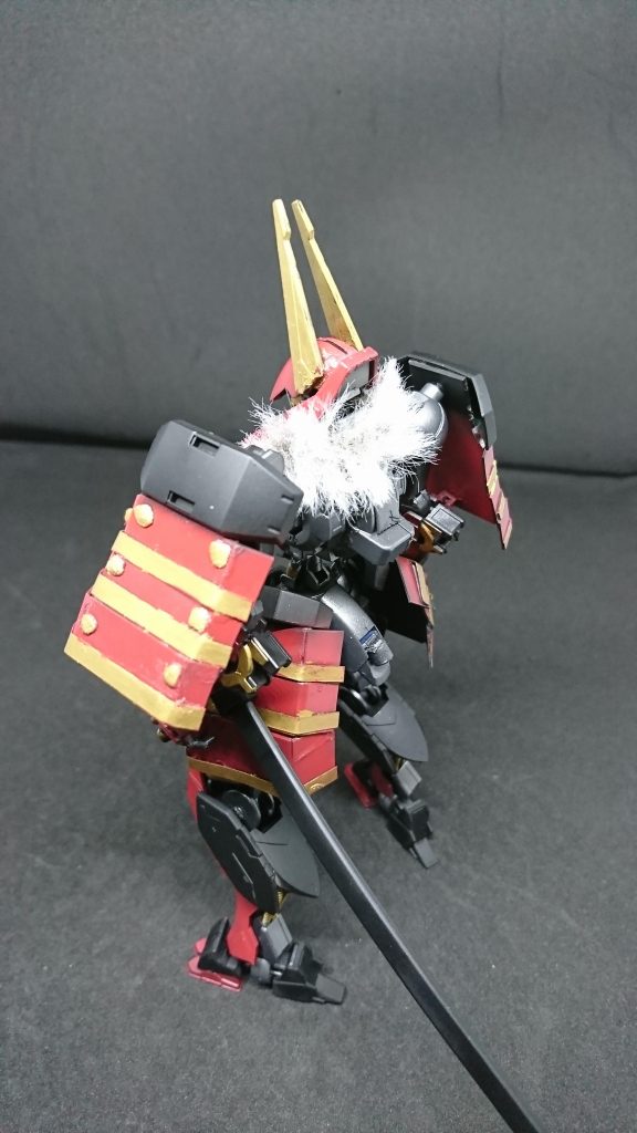 ヤツフサ
かつて存在したカナド人部族「サトミ族」によって製造された精霊憑依型操兵

魔導炉には「サトミ族」が退治したと言われる大狼ヤツフサの魂を封じた聖遺物
「依代刀」が組み込まれている
首の毛皮はヤツフサの毛皮が使われている
武装は打刀一本のみであり理由は
「サトミ族」が刀の扱いに長けていた
部族であったため剣術特化仕様に調整されている、ヤツフサの特性は森林地帯で発揮される「森の声」を聞き対象がどの場所にいるかまた森の変化を感じとり
敵の増援をいち早く感知することができる
しかし精霊機でありヤツフサが操者を嫌えば力を貸さず本来の性能は引き出されない、操者との相性とヤツフサの機嫌が良ければ性能抜群だろう