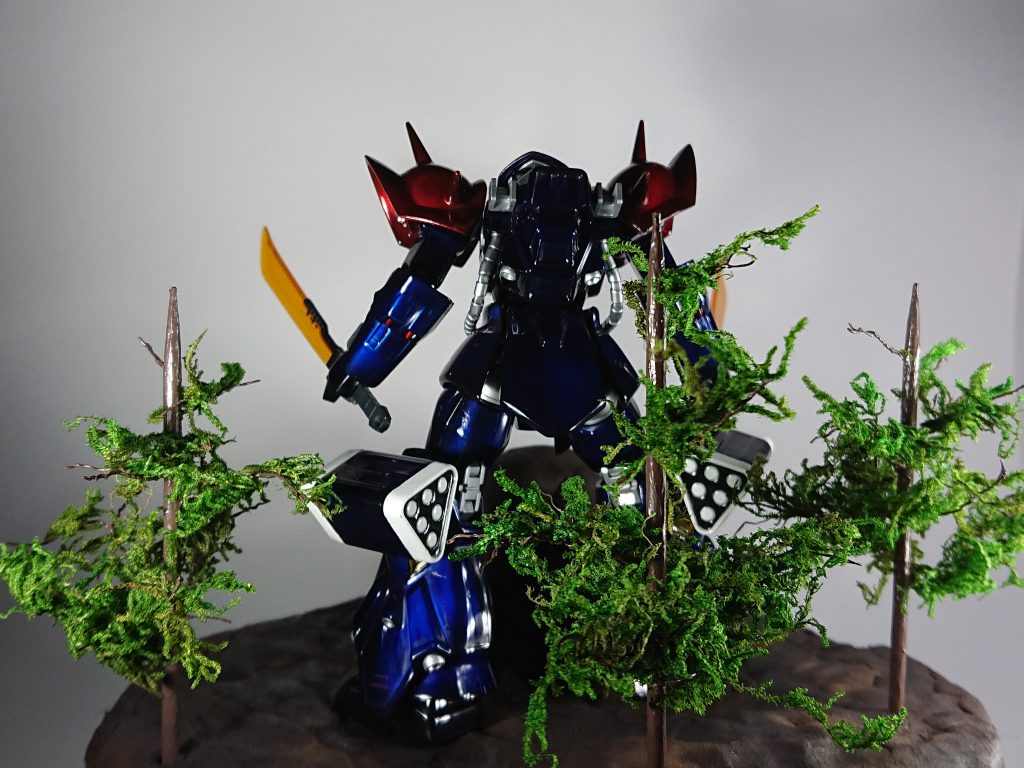 後ろ部分の木は竹串に針金で枝を作り、葉は100均に売られている物を使用しました。