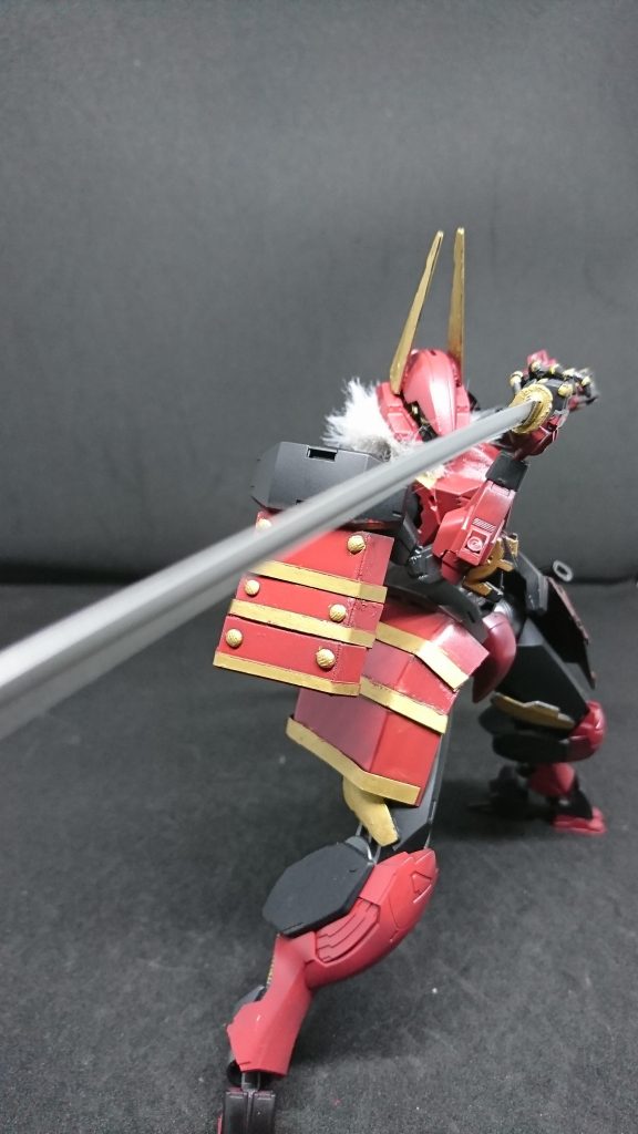 打刀・狼牙
「サトミ族」が操兵用に製作した刀
柄と鞘はヤツフサの骨が使われていおり
刀身は玉鋼とミスライト鋼を混ぜ合わせた合金を使用している