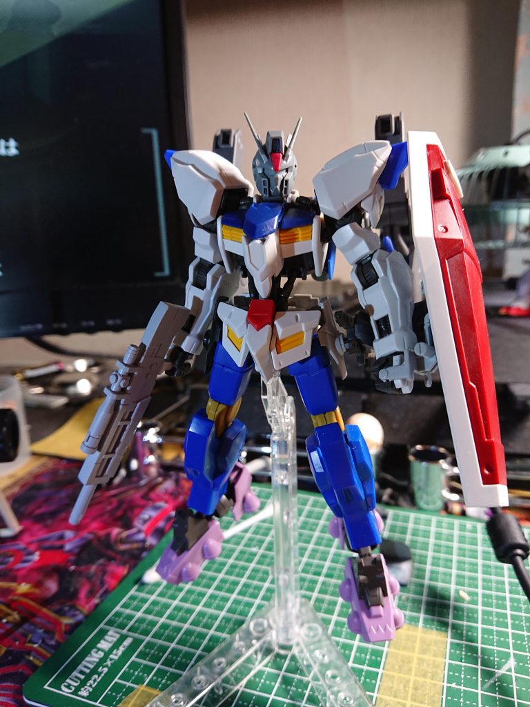 ジャンクの本体やパーツから作りました。
体バルバトス、足モンテーロ、腕バエル、頭スローターダガー、武器オマケパーツにサンボルFAのシールドです。