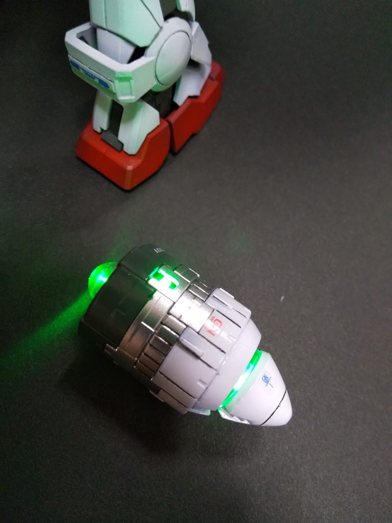 GNドライブは既製品のガンプラLEDユニットにLEDチップを上面に追加。
これがツインアイの光になります。
