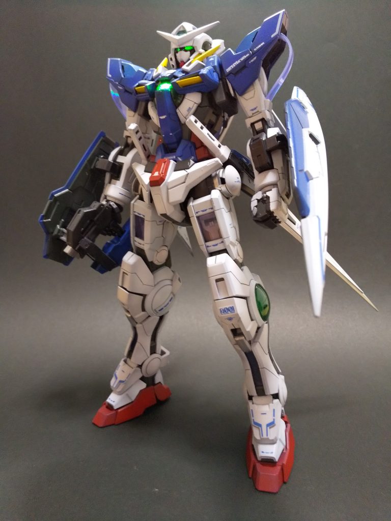 ツインアイはGNドライブの光を首内部を通る光ファイバーケーブルを使って点灯させています。
膝アーマや足首を中心にプラバンやパーツ分割でディテールアップしました。
塗装はエアブラシ全塗装でうすめのグラデーション仕上げです。