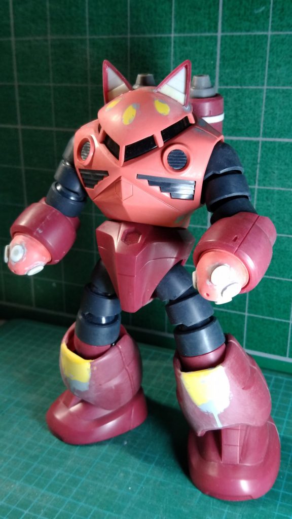 プロポーションはそのままです。
膝を取り除いて、そのパーツを耳として使用してます。
手は、初代の300円の物を流用し、プラ板で加工しました。
ミサイル口は、パテで塞ぎました。