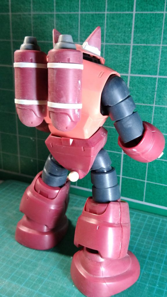 バックパックは、上下逆に付けて、市販
のバーニアを付けてます。
イメージとしては、ウォーターガン(水鉄砲)のウォータータンクです。
ガンプラバトルで、手の先(本来ならビーム口)から出る感じかな?
一応マスコン使用で、プチッガイのしっぽ付きです。