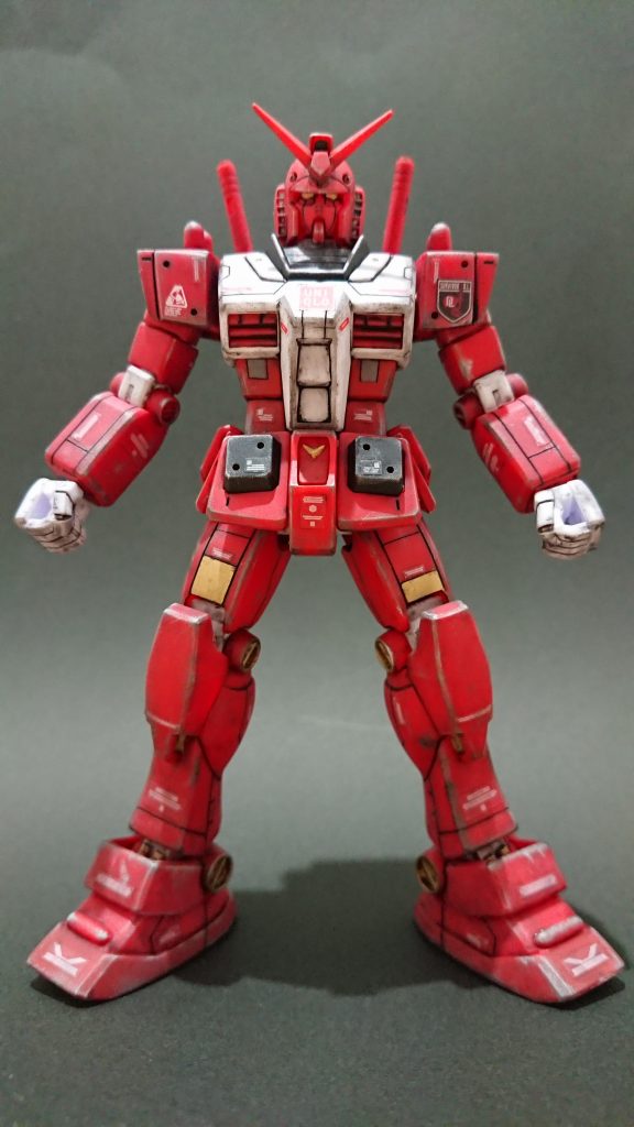 改修部位は
①両肩上部にランナーから取ったプラ棒を挿し込み
②両肩全面にはランナーの番号部分を加工し、接着させ凸のディテールup
③胸部も上記と同様に3ヶ所ほど凸ディテールup
④足部には、ランナーのプラ棒半分を接着