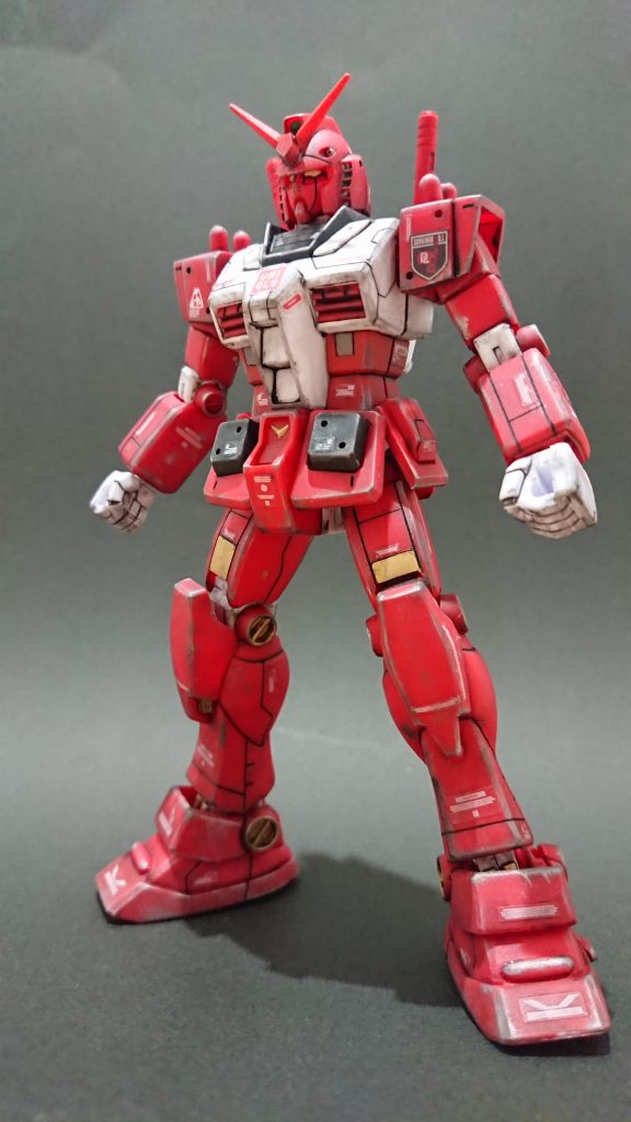 全体的なスジ彫りは、RGのガンダムを参考にし、簡易的にﾃﾞｶｰﾙも張り付けしています！

成型色のみでは、もの足りず差し色で[サフ黒]を吹いています( ﾟДﾟ)ゞ