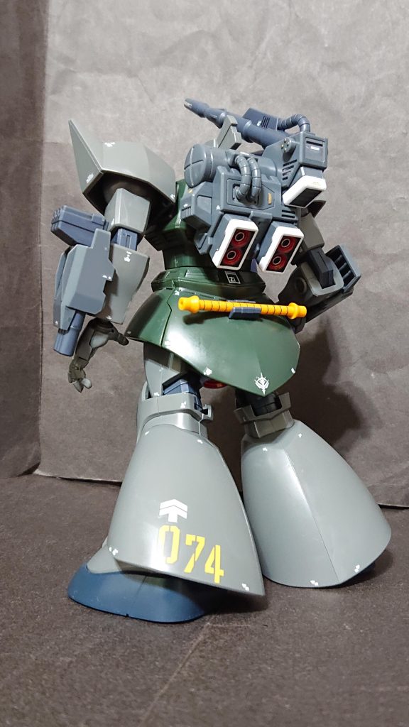 ランドセルは細かくパーツ分けされてるので白く塗装しました。少しだけグレーも足したりしてますが分からないですね(笑)