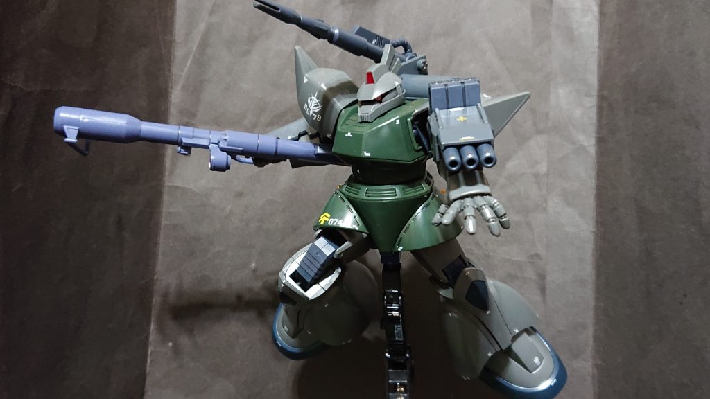 ロケットランチャーは右手に火器を持たせたかったので左にしてます。
というかそもそもだと右側に集中しすぎてるような(笑)