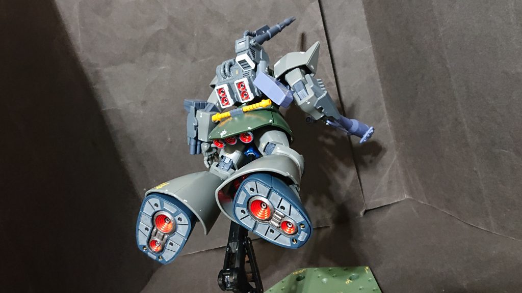 スラスターはいつも通り赤で塗り、センターのリング上のモールドはシルバーで塗ってます。
足裏は良いモールドがあったのでグレーなどで塗っています。