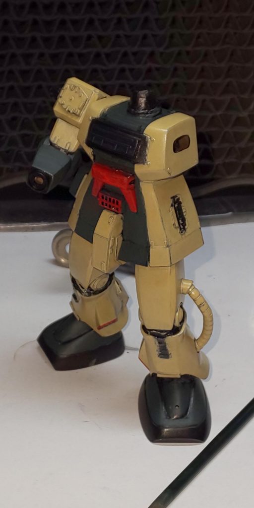 組み立ては別段 工夫がないので写真がありません。
これは基本塗装の上にケープを吹いて、水性塗料の上塗りをしているところです。