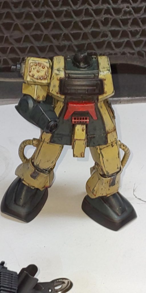 塗装剥がしをしているところです。
砂の中から飛び出すのを何回もやってるだろうなぁ…とか妄想しながら派手目に剥がしてます。