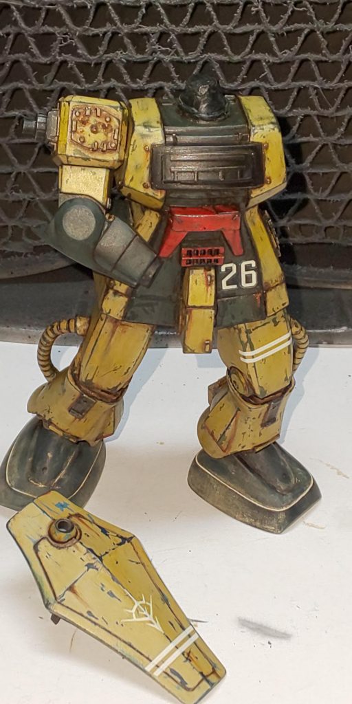 塗装剥がしの次にデカール貼りです。
乾いたらデカールもつじつま会わせでチョロチョロと剥がしていきます。