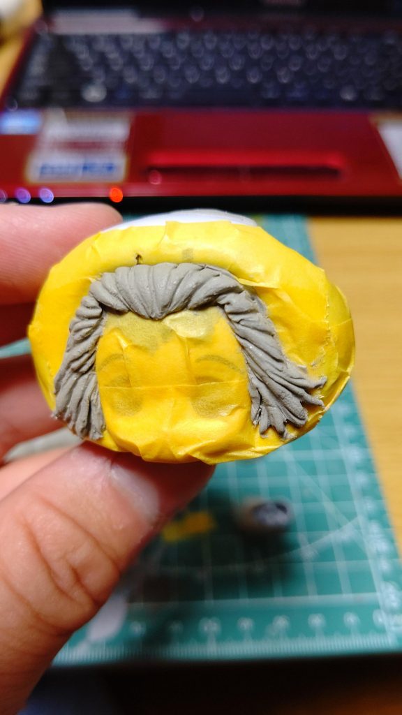 髪の毛はパテで完全にスクラッチしました。