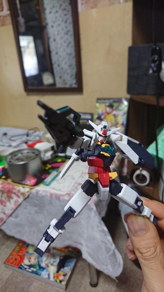 可動域も広くポーズも付けやすい、お子様的な見た目のコアガンダム。