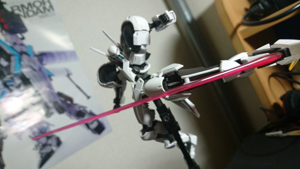 鉄血的にはスラスターですが、ガンプラバトル的に見るとビームサーベルが出る足の追加パーツ。