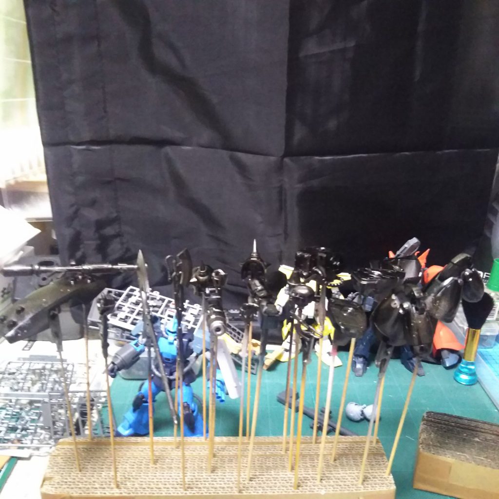 黒一色からレインボー迷彩で筆塗り。