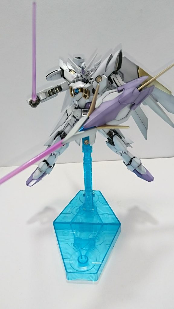 シールドにビームサーベルを仕込んでます。
これはバーサル騎士ウイングがモチーフです。