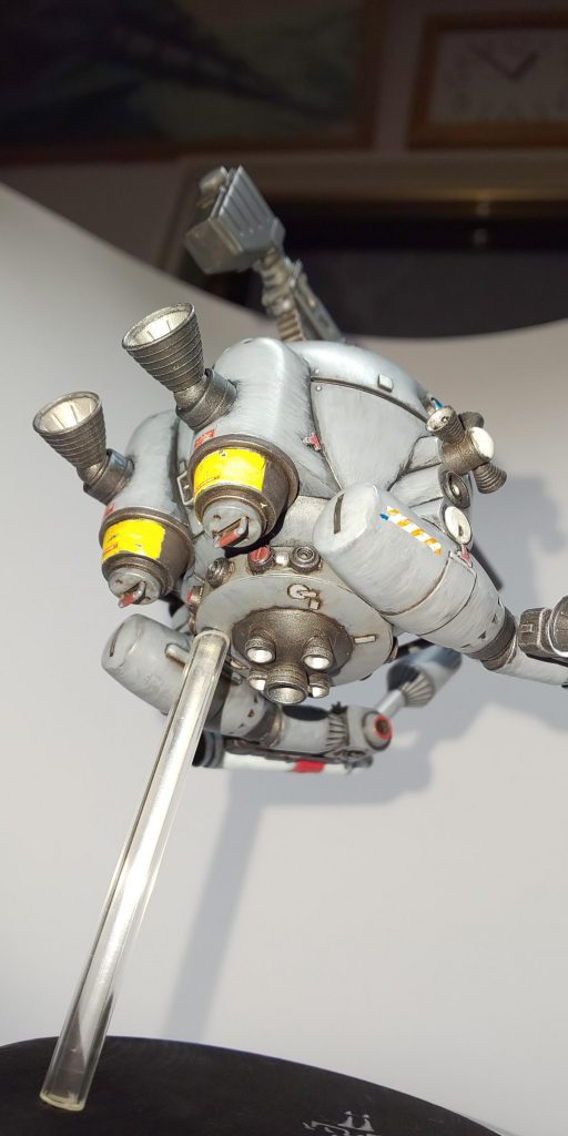 メインバーニアは可動式にしちゃいましたが、低コストが売りのボールに これはちょっと贅沢でした(  ̄▽ ̄)
その下のタンクはカートリッジ式の推進剤タンクで、冷却時間のほとんど要らないボールの戦闘中の補給の時短を狙ったものです。
本体横の三段穴を、上が三方向のスラスターユニット。中段が横方向。(ユニットとしては上段からの推進剤分岐) 下段はそれらの推進剤タンク(こちらもカートリッジ式)にしてみました。